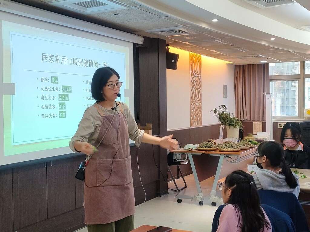 劉雨青老師解說居家常見的保健植物(圖片來源：臺北市青少年發展暨家庭教育中心)