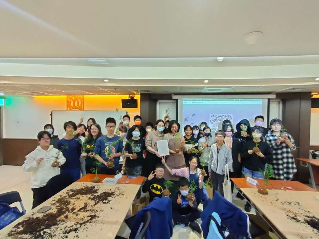 学员拿着手作植栽与讲师大合照(图片来源：台北市青少年发展暨家庭教育中心)