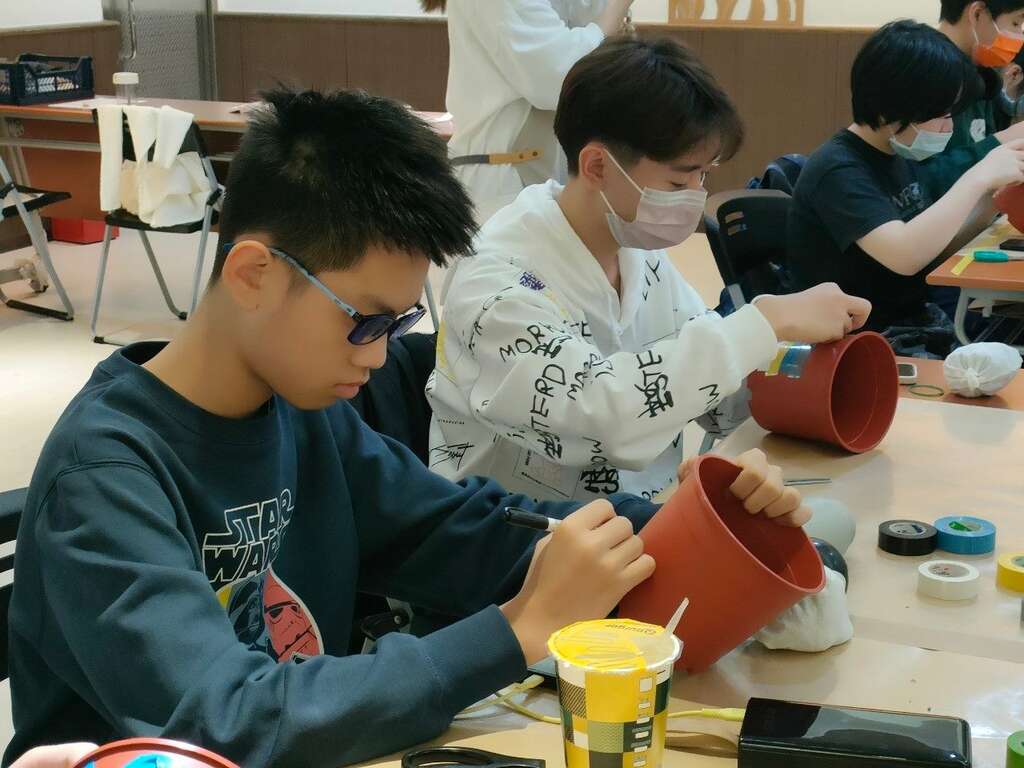 学员发挥创意装饰盆栽(图片来源：台北市青少年发展暨家庭教育中心)