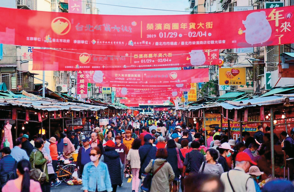 年前大量採買人潮湧入榮濱商圈年貨大街。