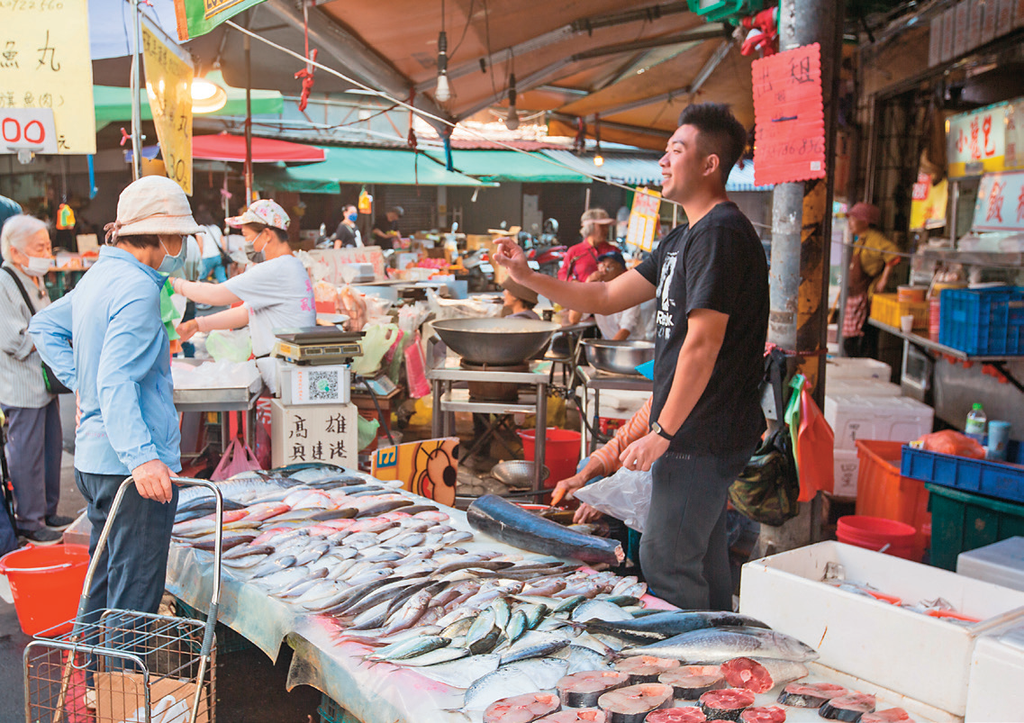 民眾在榮濱商圈街邊魚攤採買生鮮食材。
