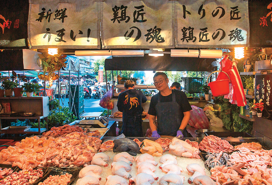 榮濱商圈的雞肉攤位供應全雞及不同的雞肉部位，讓民眾可依料理需求採買。