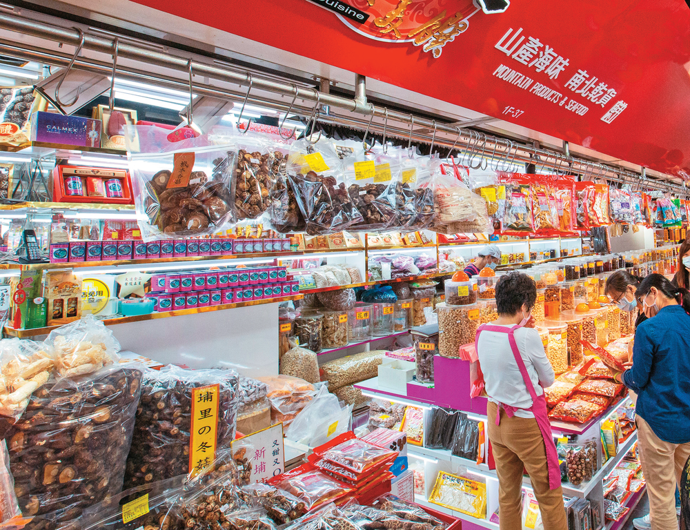 南门市场以汇聚大江南北食材闻名，是许多民众采买年货的必访之地。