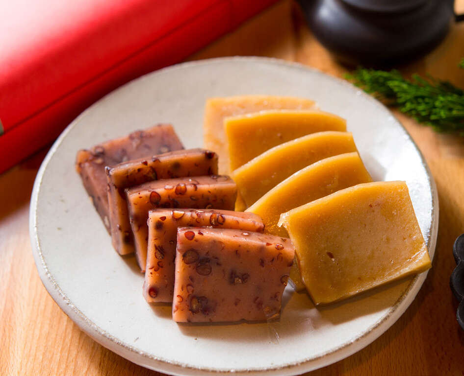 红豆年糕及红糖年糕是过年必备甜点。