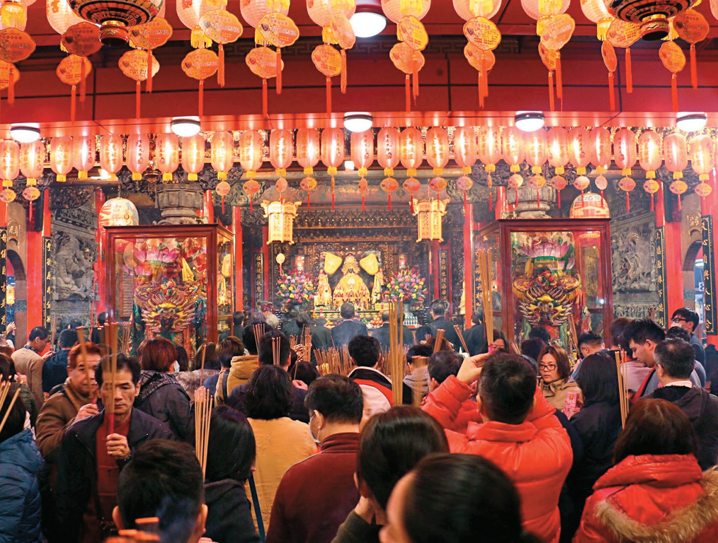 年节期间民众涌入松山慈佑宫参拜祈福。