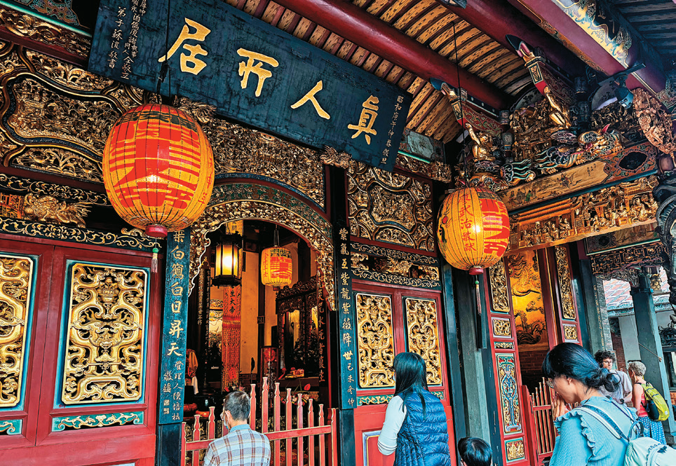 历史悠久的大龙峒保安宫是民众走春的好去处。