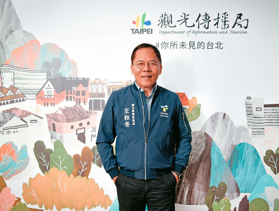 P36-41_台北市观光传播局局长王秋冬欢迎旅客前来参与台北灯节。