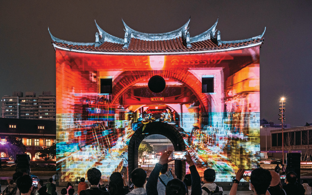 P36-41_台北灯节将展演北门光雕，闪耀西区夜晚。
