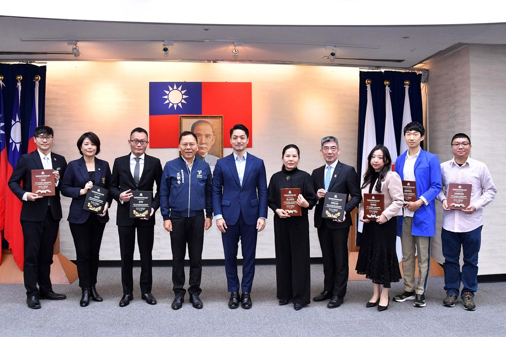 團體組獲獎旅館業者代表與蔣萬安市長及觀傳局王秋冬局長合影(圖片來源：臺北市政府觀光傳播局)