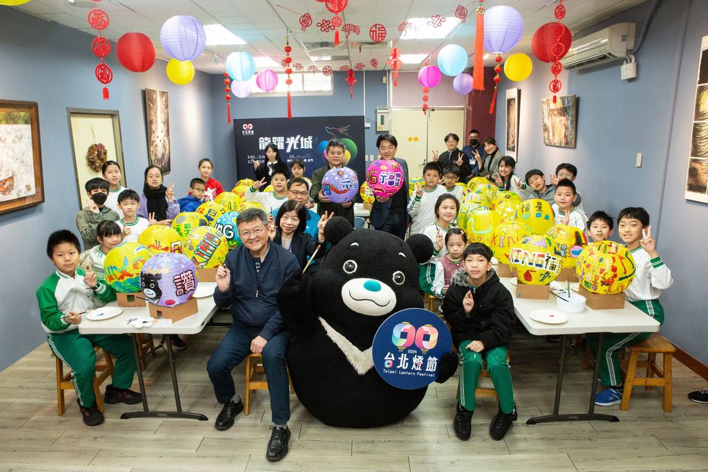 台北燈節邀請福星國小及西門國小學童共同彩繪燈籠(圖片來源：臺北市政府觀光傳播局)