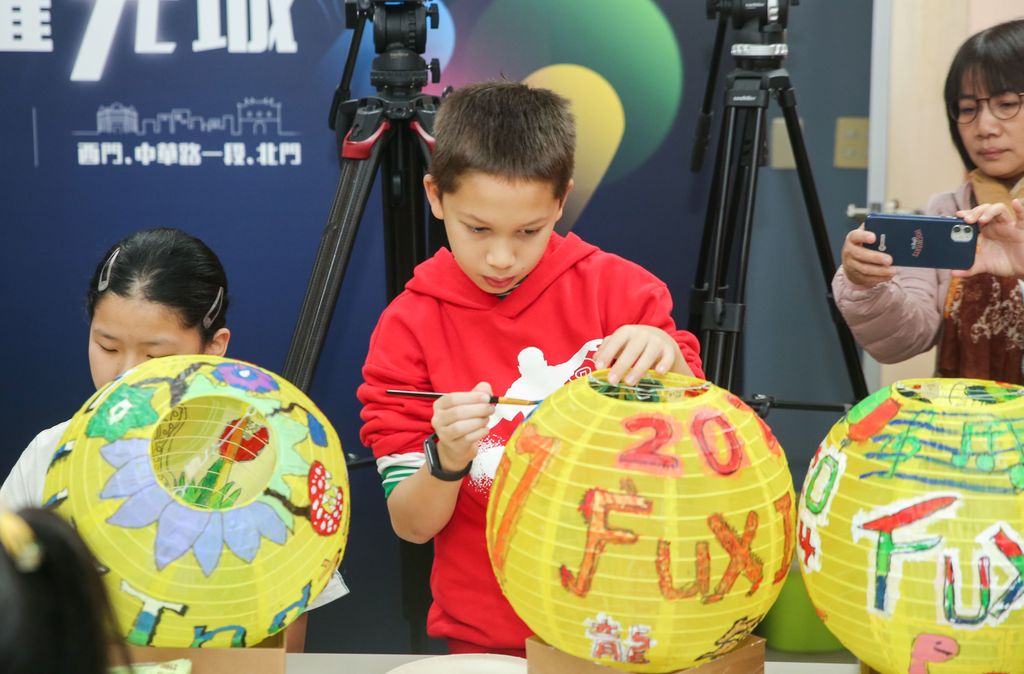 福星國小學童認真彩繪自己專屬的台北燈節燈籠(圖片來源：臺北市政府觀光傳播局)