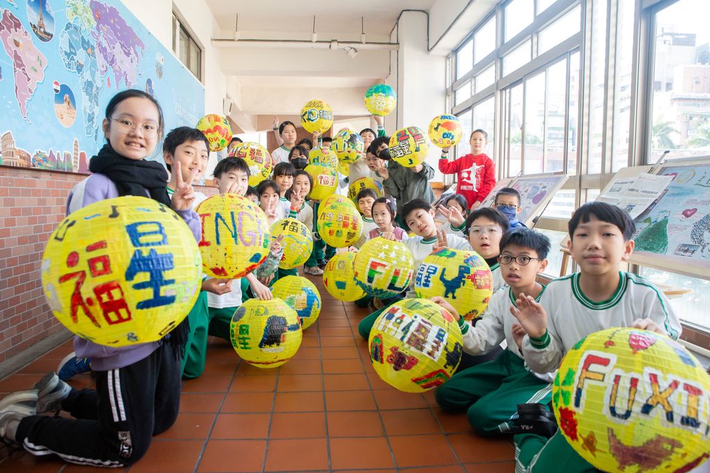 福星国小的学童非常期待自己彩绘的灯笼在台北灯节展出(图片来源：台北市政府观光传播局)