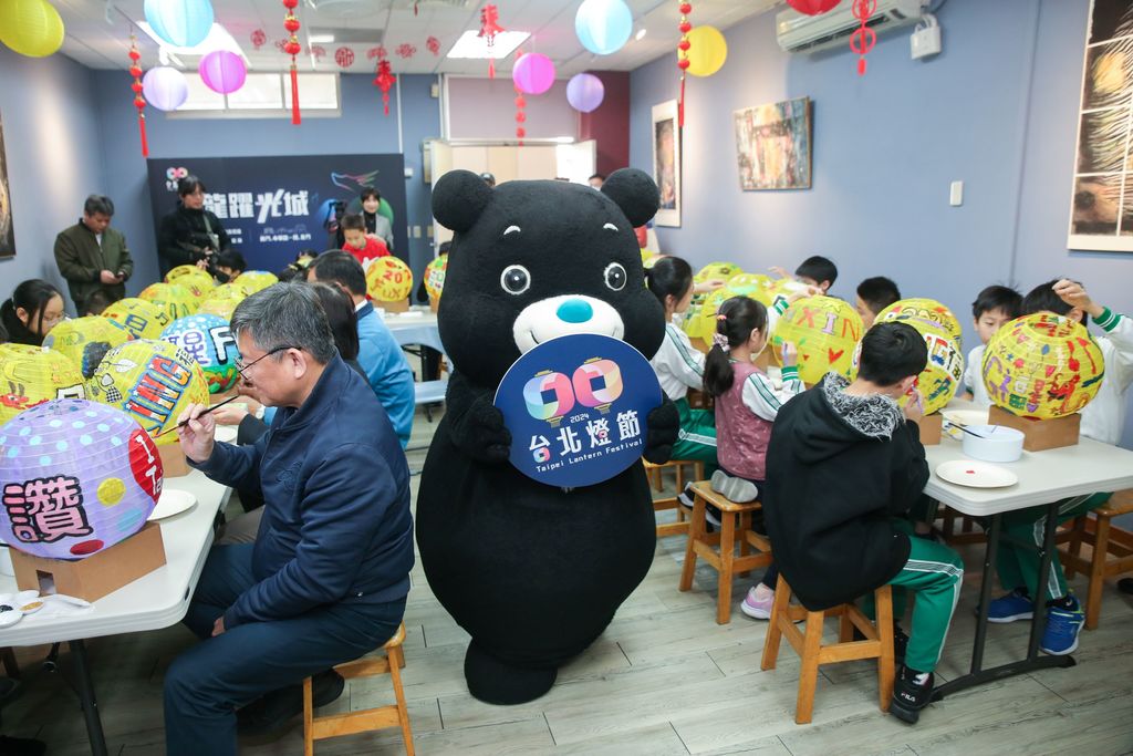 福星國小學童、北市府林哲宏副秘書長與熊讚一起彩繪燈籠(圖片來源：臺北市政府觀光傳播局)