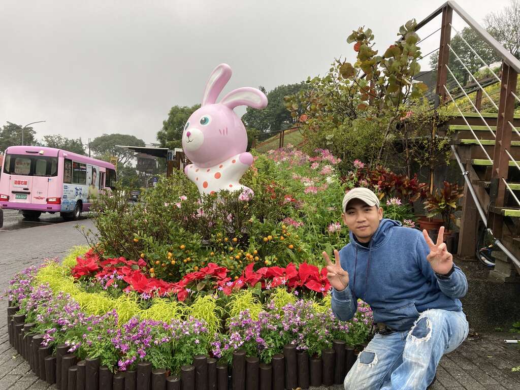 (去年的花景)民众开心与缤纷花卉合影(图片来源：台北市政府工务局公园路灯工程管理处)