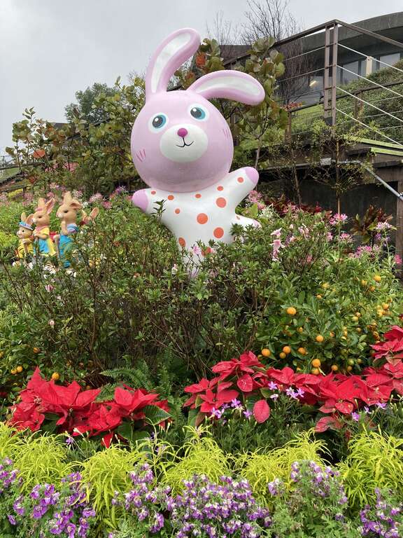 (去年的花景)超萌粉兔造型物(图片来源：台北市政府工务局公园路灯工程管理处)