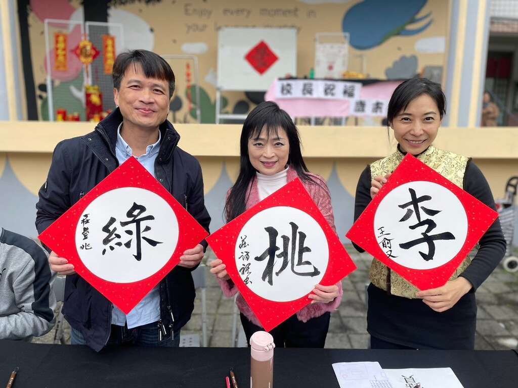 校长与来宾开笔合照(图片来源：台北市政府教育局)