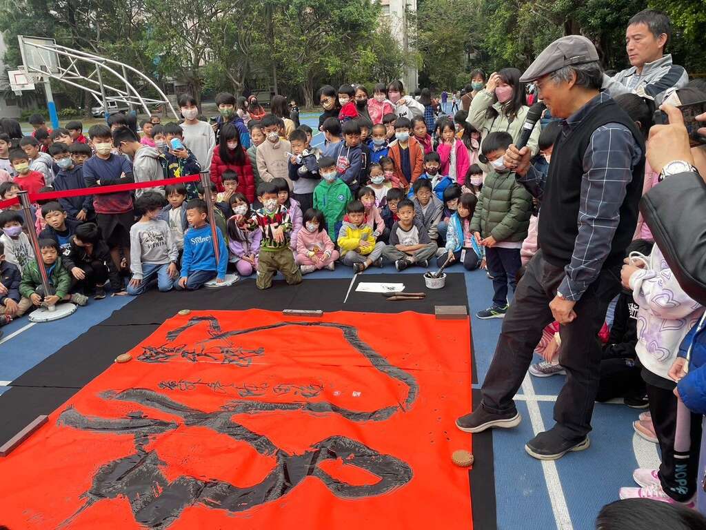 陈国福老师地书范写解说(图片来源：台北市政府教育局)