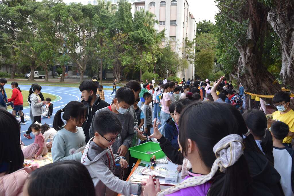 跳蚤市场义卖(图片来源：台北市政府教育局)