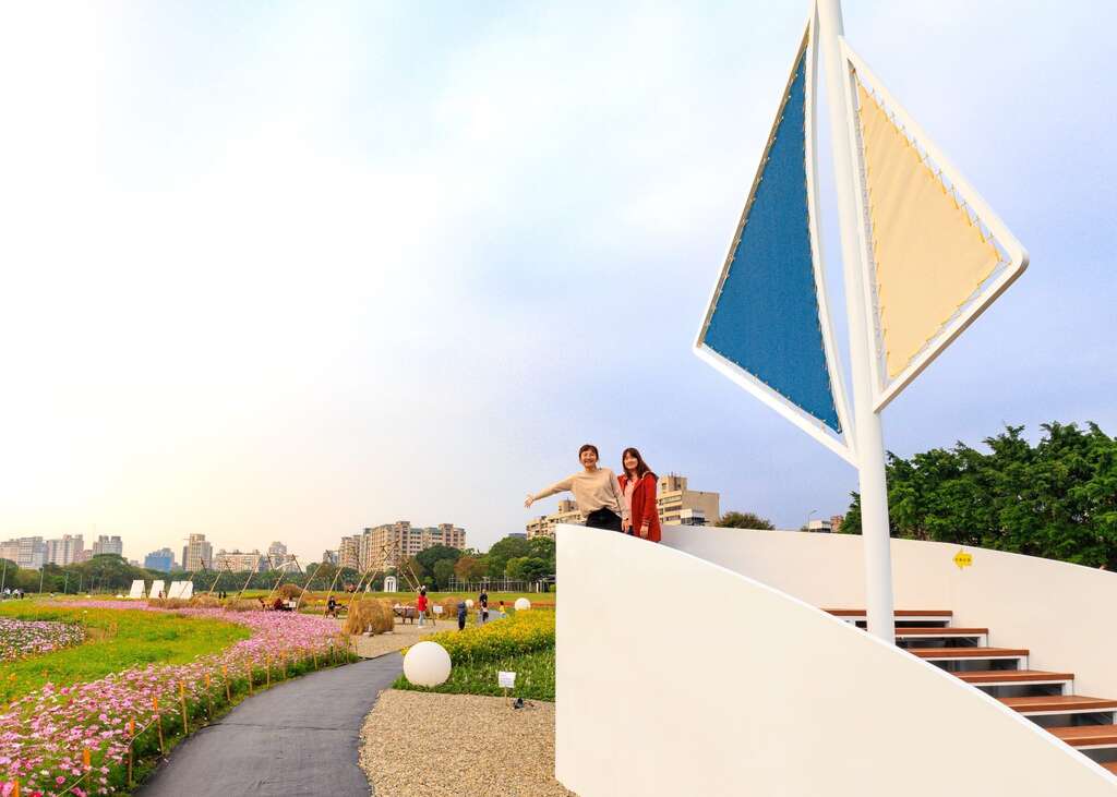 古亭河滨花海船型了望台 是拍照好地点(图片来源：台北市政府工务局水利工程处)