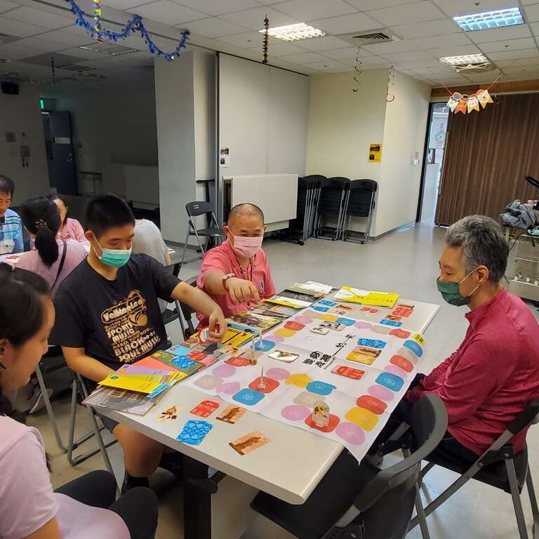 文化局在推出教具箱前与学校、自学团、爱心机构等合作办理试玩活动(图片来源：台北市政府文化局)