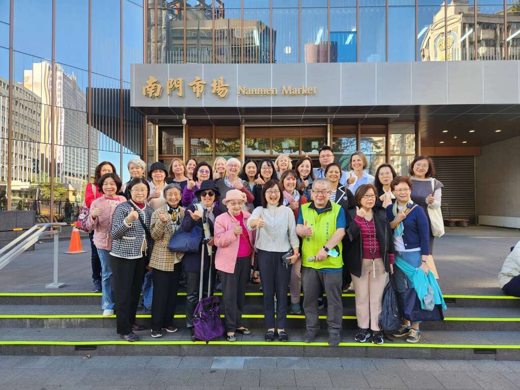 林奕華副市長帶領駐臺使節夫人團參訪臺北市南門市場(圖片來源：臺北市市場處)