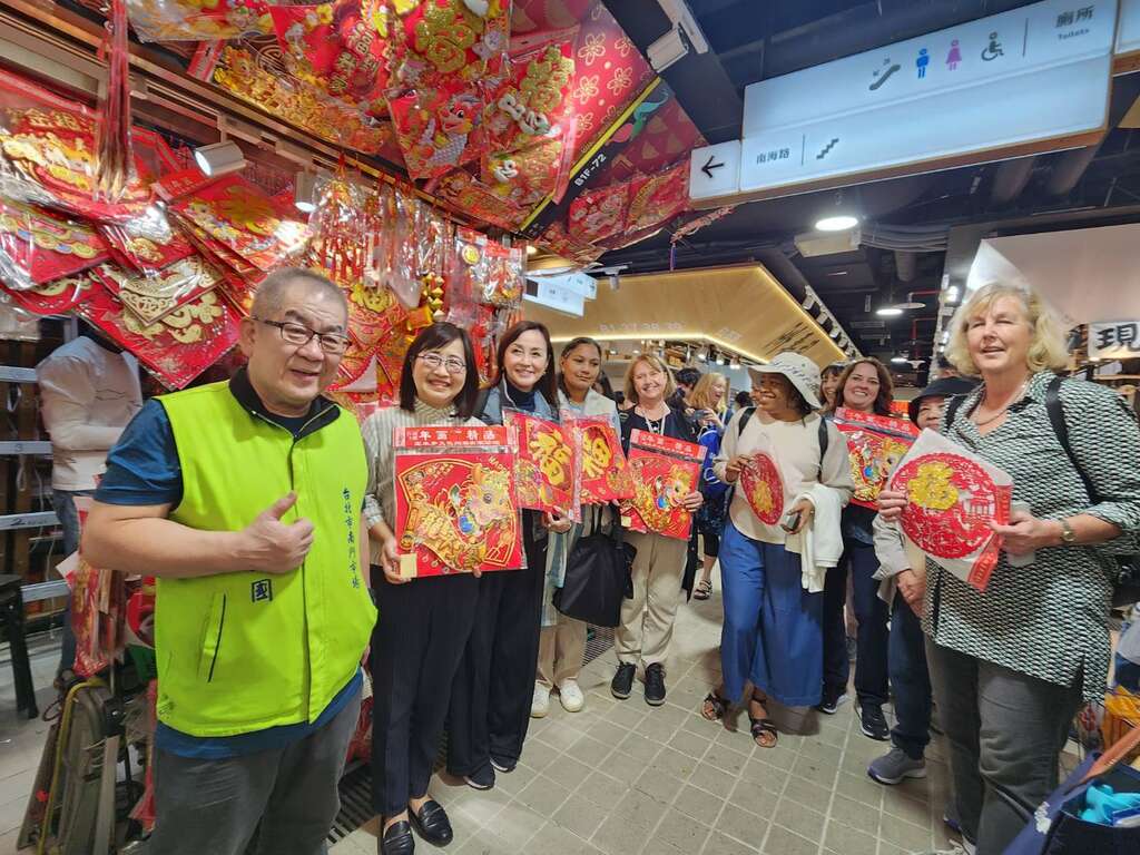 南門市場致贈造型春聯，祝福使節夫人農曆佳節愉快(圖片來源：臺北市市場處)