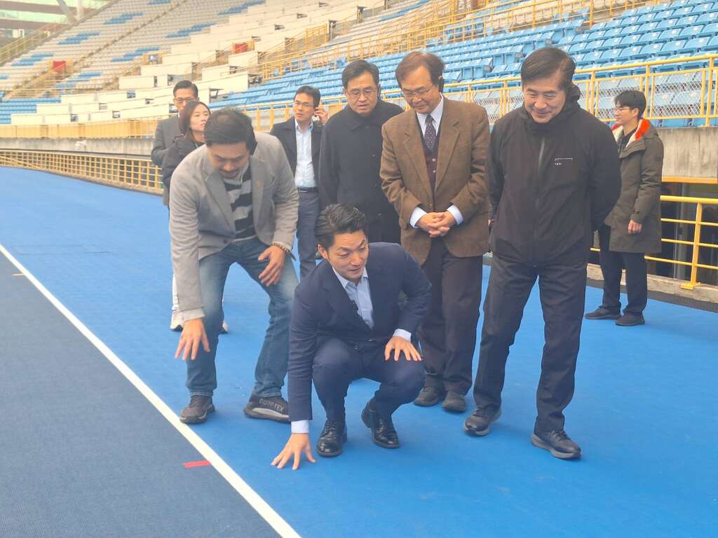 蒋万安市长亲自视察改造後的台北田径场赛道。(图片来源：台北市政府体育局)