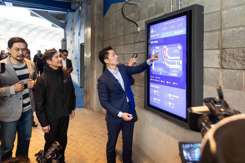 蔣萬安市長體驗電子資訊呈現即時氣溫、濕度及人流資訊，並取代原有的紙本佈告型式。(圖片來源：臺北市政府體育局)