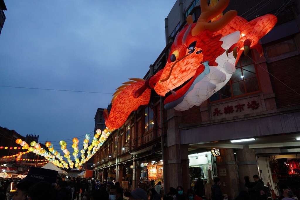 迪化年貨大街晚景(圖片來源：臺北市政府秘書處媒體事務組)