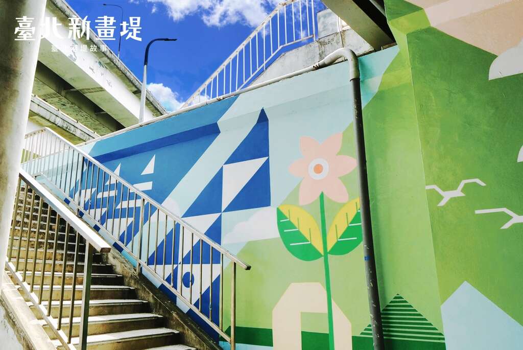 Designer Chen Yenchu, in crafting the embankment wall mural artwork, incorporates small hands holding flowers to symbolize and aspire for a beautiful future in the locality.