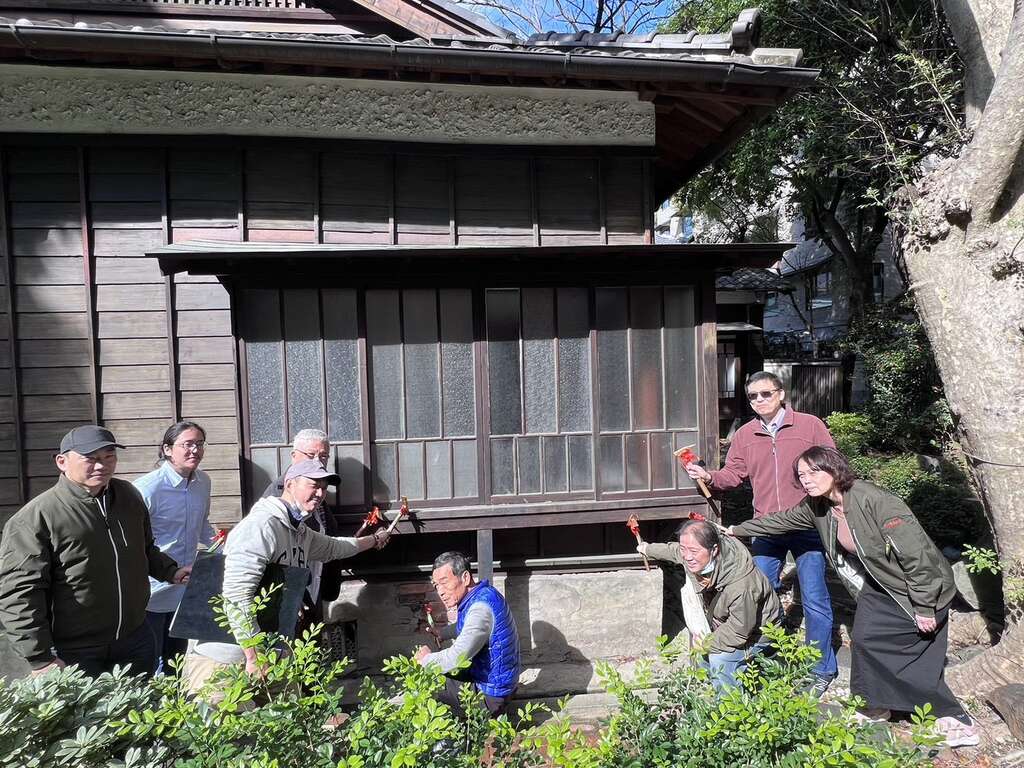 「齐东街53巷11号」为修复工程中三栋建筑物里保存最良好的一栋，贵宾们拿起铁鎚示意「敲一下」，代表修缮工程开工(图片来源：台北市政府文化局)