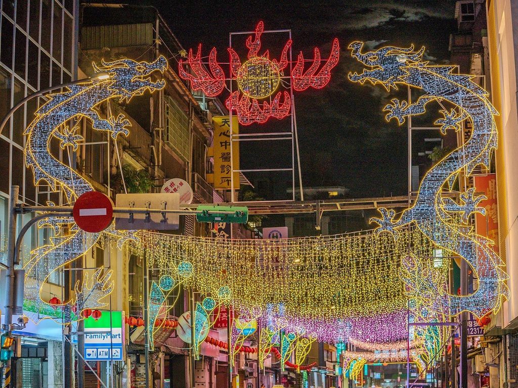 台湾省城隍庙双龙抢珠龙门灯饰，位在灯节中华路展区(图片来源：台北市政府观光传播局)
