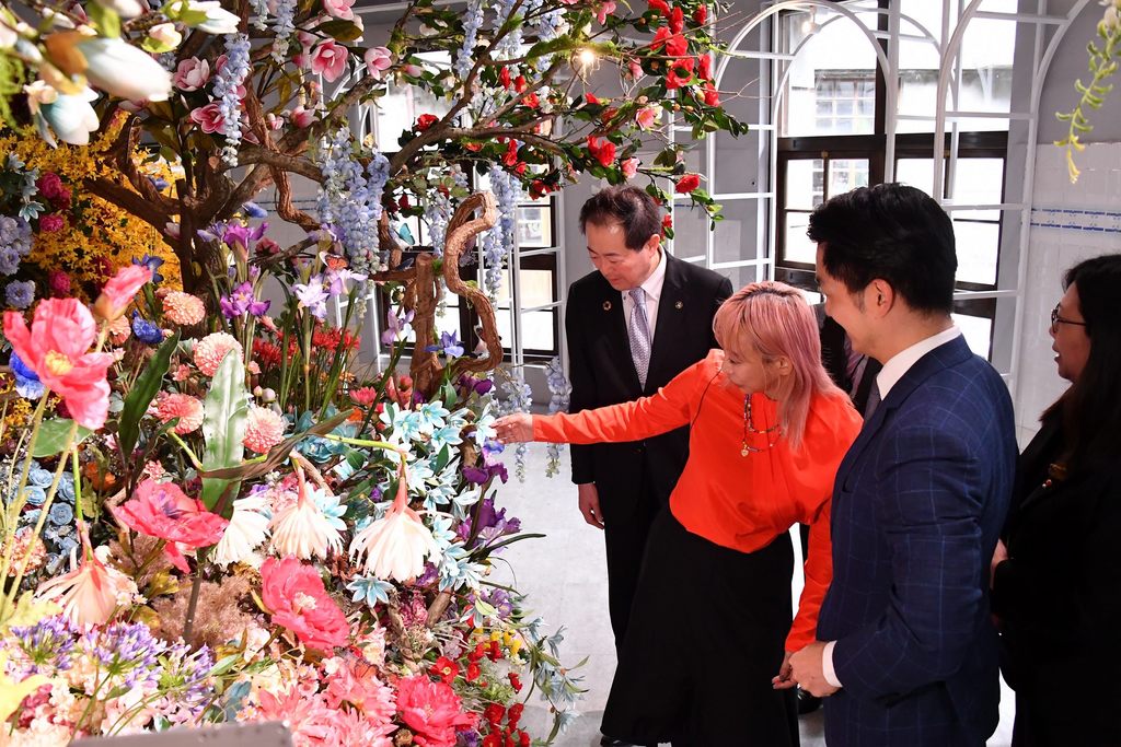 蜷川實花向蔣萬安及野志克仁介紹作品理念(圖片來源：臺北市政府觀光傳播局)