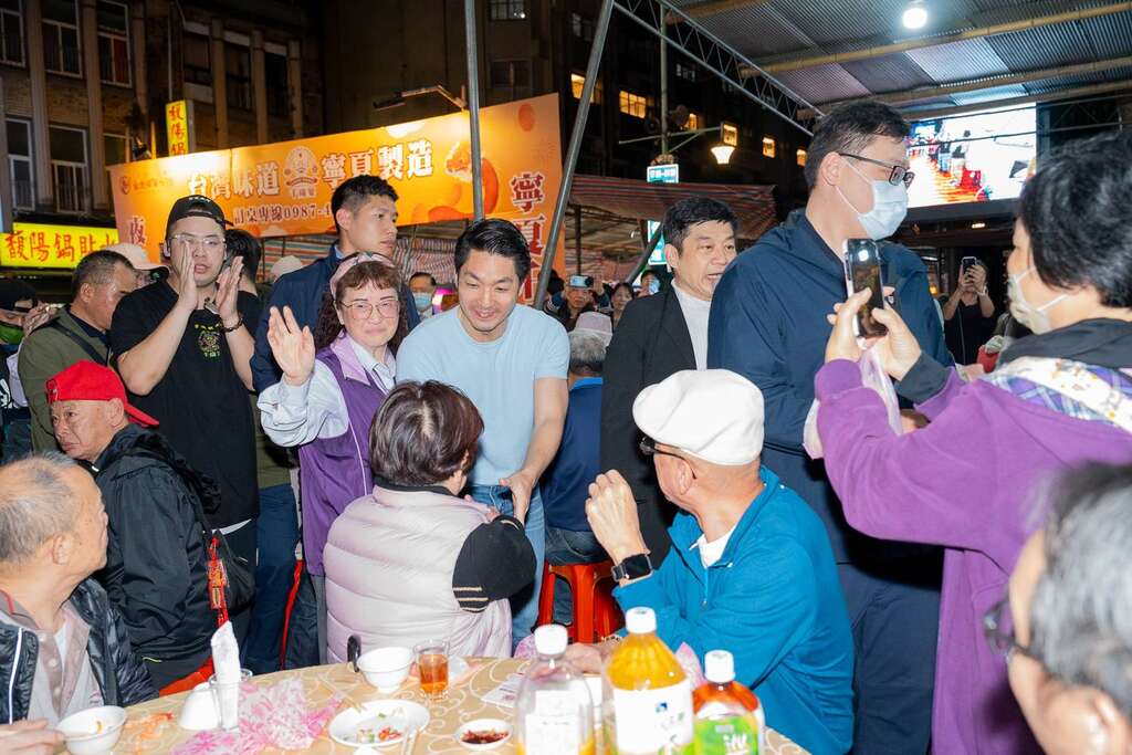 蒋万安市长与市民及摊商合照(图片来源：台北市市场处)