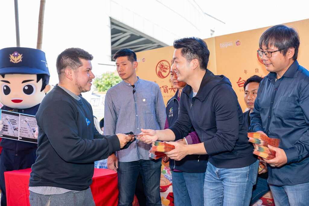 蒋万安市长发送发财金予民众(图片来源：台北市市场处)