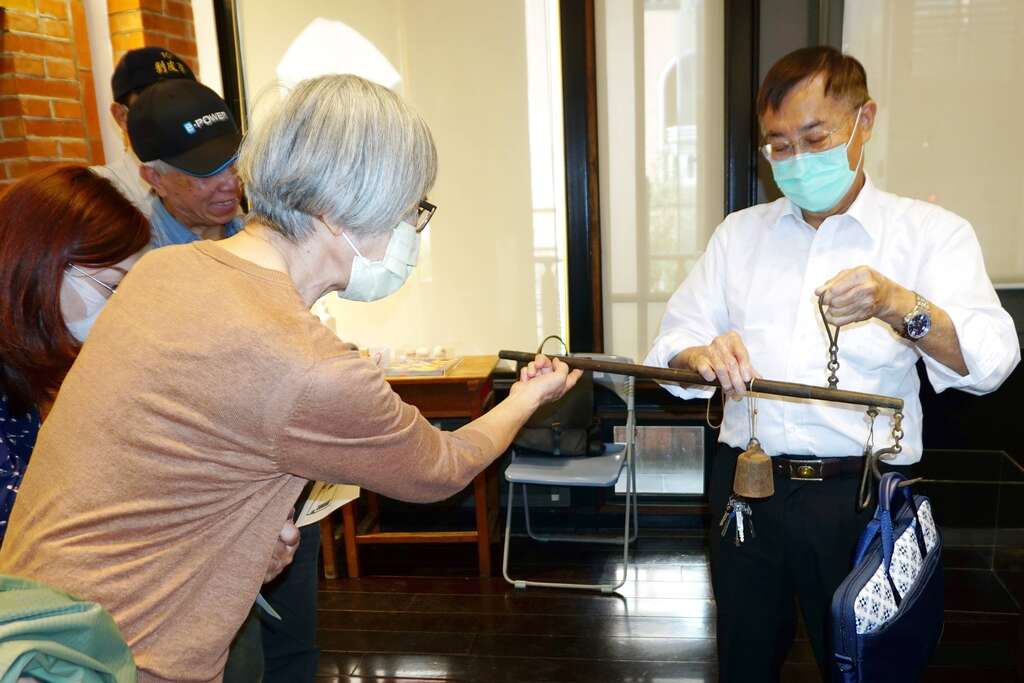 民眾體驗古早砝碼秤的使用情形(圖片來源：臺北市政府教育局)