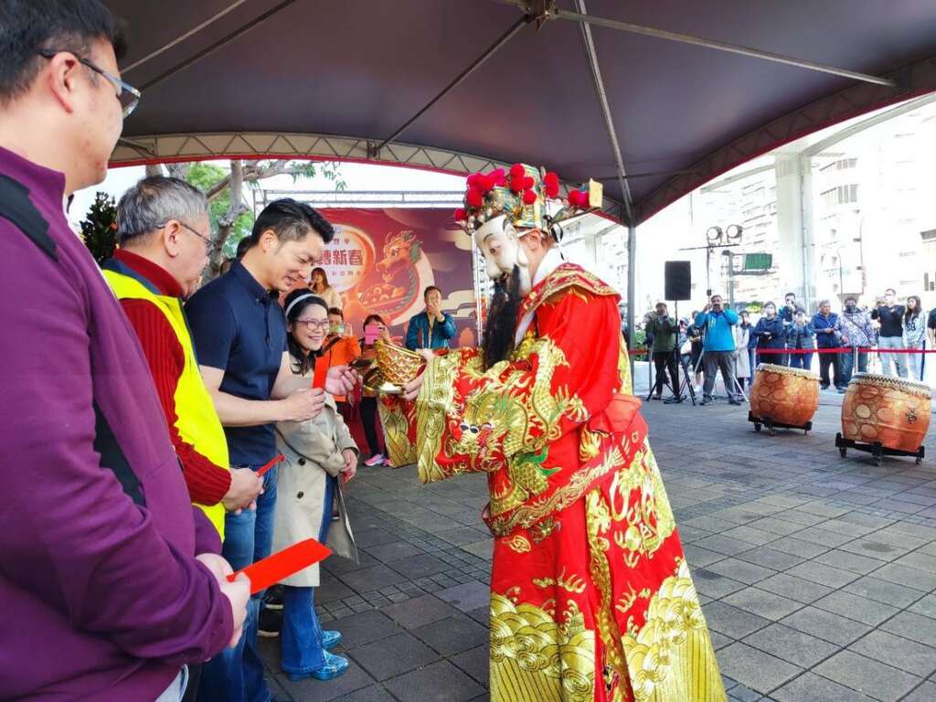 财神爷发送小礼物予蒋万安市长(图片来源：台北市市场处)