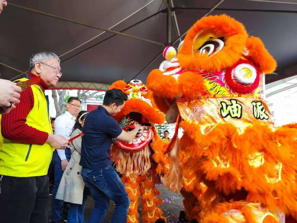 蒋万安市长发红包予舞狮(图片来源：台北市市场处)