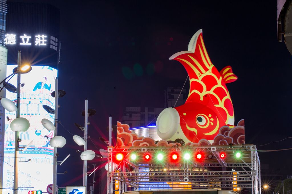「魚躍西門」象徵年輕世代追逐夢想，不論未來多辛苦，也能突破層層障礙，披荊斬棘出人頭地，在各行各業裡成龍翱翔(圖片來源：臺北市政府觀光傳播局)