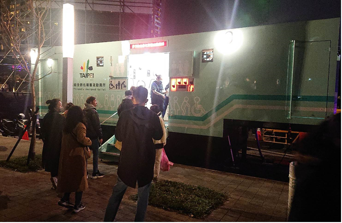 臺北市環保局多功能全齡化親善流廁車(圖片來源：臺北市政府環境保護局)