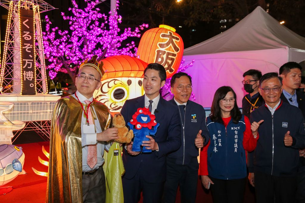蔣萬安與大阪觀光局長溝畑宏共同欣賞位於「友好燈區」中的大阪參展燈飾「大阪の光·魅力之城」。(圖片來源：臺北市政府觀光傳播局)