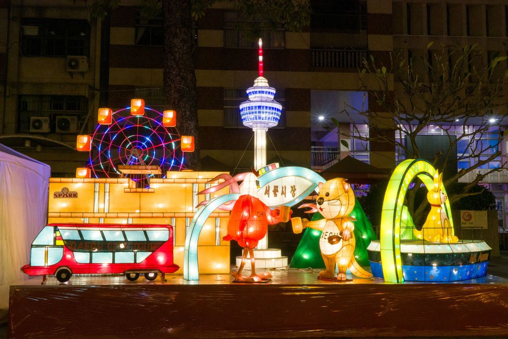 姊妹市大邱广域市以西门市场、83塔等最具代表性的观光景点组合花灯(图片来源：台北市政府观光传播局)