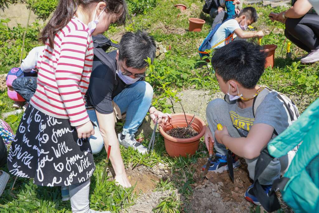 植树体验，预约一片城市森林(图片来源：台北市政府工务局大地工程处)