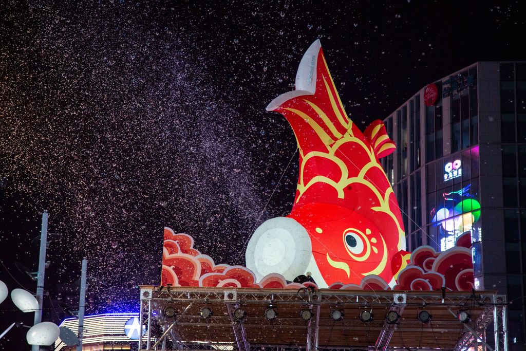 「魚躍西門」吐出泡泡與主燈秀共演，帶來雪花紛飛般的浪漫氛圍。(圖片來源：臺北市政府觀光傳播局)