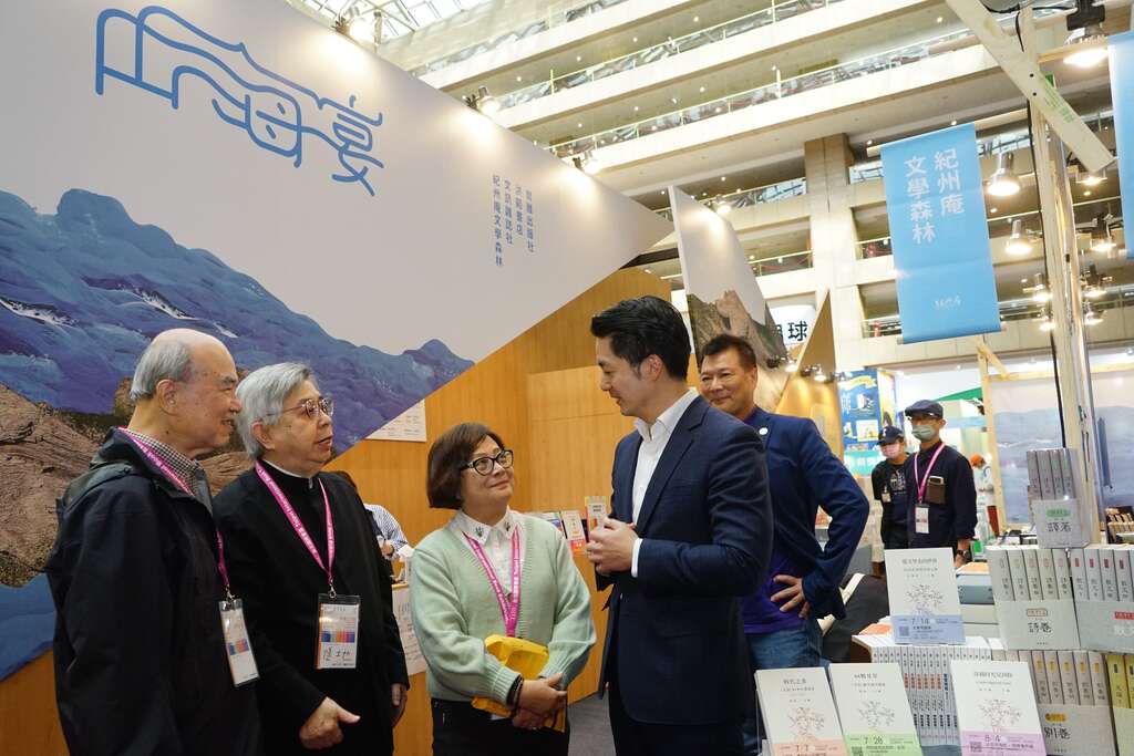 蒋万安市长前往文讯、洪范、尔雅联合摊位购书，(左起洪范书店创办人叶步荣、尔雅出版社社长隐地、文讯杂志社社长封德屏、蒋万安市长、文化局蔡诗萍局长)(图片来源：台北市政