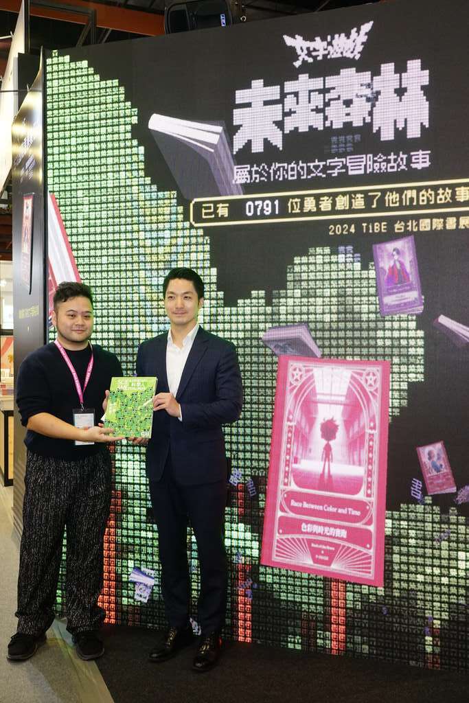 蒋万安市长前往数位主题馆体验AI制作书籍，策展人林大涵亲自导览，後方LED背板为蒋市长生成AI书籍封面。(图片来源：台北市政府文化局)