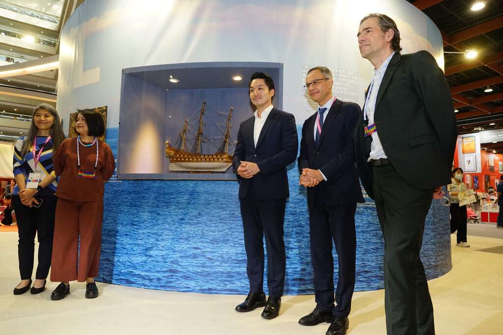 蒋万安市长前往荷兰主题国馆参观，荷兰在台办事处代表谭敬南(右二)亲自带领，(左起台北书展基金会董事长吴韵仪、荷兰主题国馆共同策展人廖慧昕、蒋万安市长、荷兰在台办事处