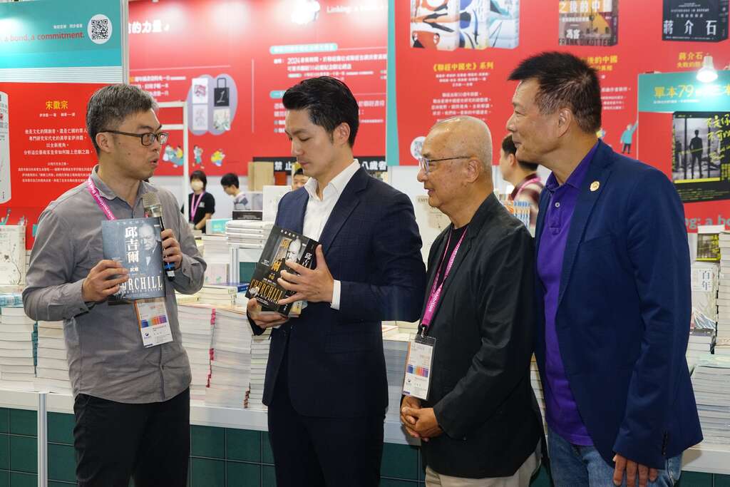 蒋万安市长前往联经出版购书，(左起副总编辑陈逸华、蒋万安市长、发行人林载爵、文化局蔡诗萍局长)(图片来源：台北市政府文化局)