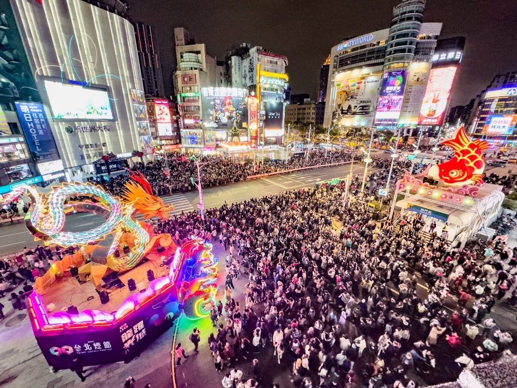 2024台北灯节「龙跃光城」2月24日吸引逾32万人到场赏灯。(图片来源：台北市政府观光传播局)