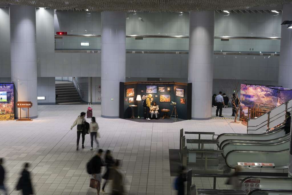 「疗癒特急・只见线」摄影展的人流(图片来源：台北大众捷运股份有限公司)